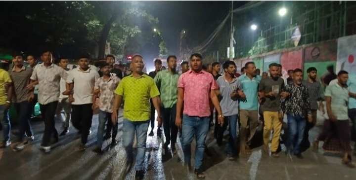 মধ্যরাতে শাহবাগ থানা ছাত্রদলের বিক্ষোভ